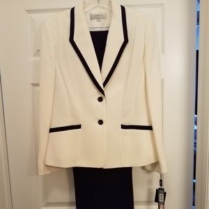 New with tags Tahari Women's pant Suit